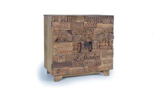 APARADOR 2 PUERTAS EN MADERA DE MANGO, CON LOS DETALLES DE LAS PUERTAS DE MADERA AUTENTICA RECUPERADA, EXPUESTO A VARIACIONES DE DISEÑO GINER Y COLOMER