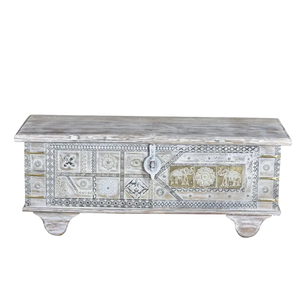 Baúl Vavo madera de mango lacado blanco efecto decapado con apliques en bronce y amplio espacio de almacenamiento 116x40x46cm - Giner y Colomer - 6403GYC - foto-transparente