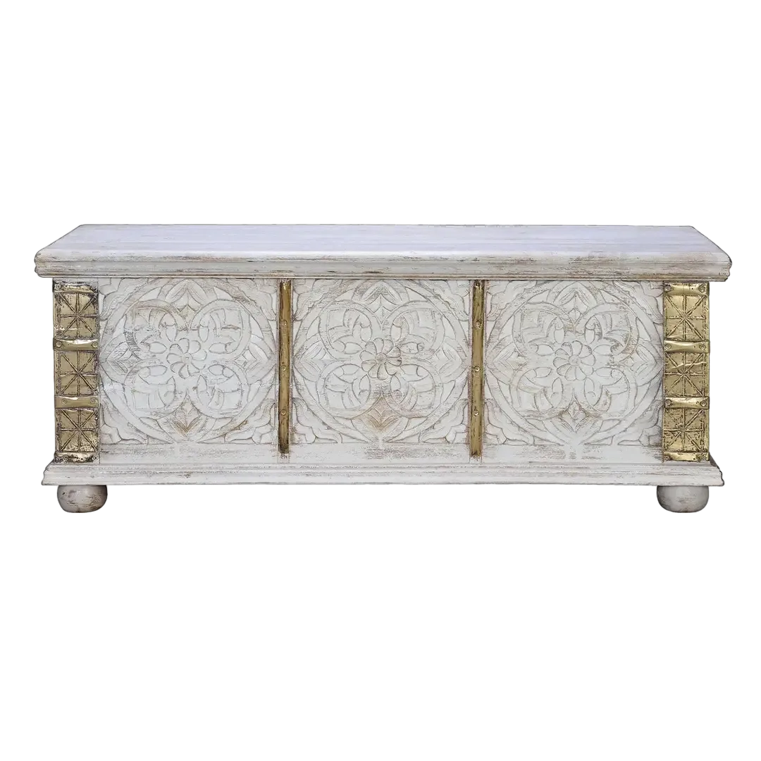 Baúl Tamo artesanal en madera de mango con detalles en bronce acabado blanco envejecido estilo rústico funcional para almacenamiento 116x40x45cm - Giner y Colomer - 6659GYC - foto-transparente