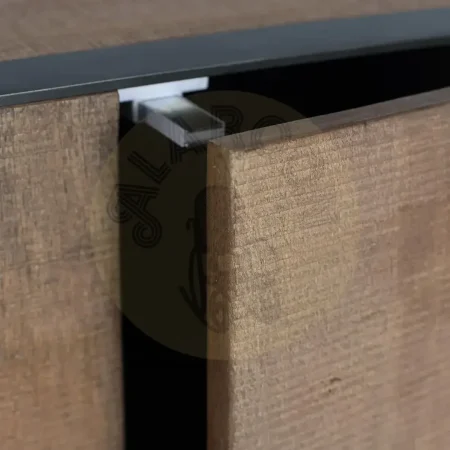 Aparador Babil en madera maciza de mango acabado natural 3 puertas con apertura push y baldas interiores perfil y zócalo metálico negro estilo contemporáneo 150x44x81cm - Giner y Colomer - 2260GYC - foto-secundaria-4
