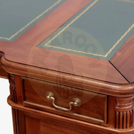 Escritorio victoriano en madera maciza de caoba con acabado en polipiel sobre tablero y accesorios de bronce seis cajones una puerta y estante interior 140x70x78cm - Moycor - 6110201MYC - foto-secundaria-3