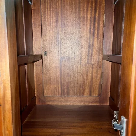Escritorio victoriano en madera maciza de caoba con acabado en polipiel sobre tablero y accesorios de bronce seis cajones una puerta y estante interior 140x70x78cm - Moycor - 6110201MYC - foto-secundaria-8