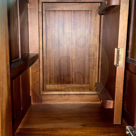 Escritorio victoriano artesanal de caoba maciza con accesorios de bronce tablero en polipiel seis cajones una puerta y estante interior 160x80x78cm - Moycor - 6110202MYC - foto-secundaria-9