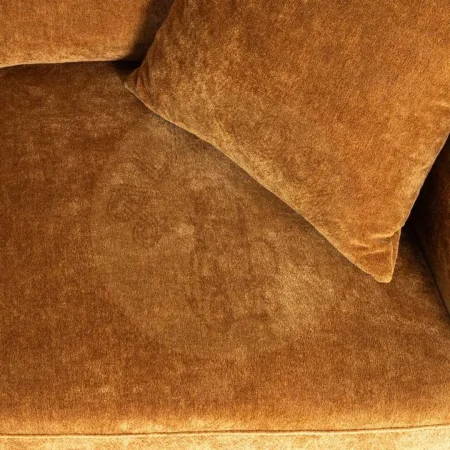 Sofá 2 plazas tapizado en tejido ocre con estructura de madera cojines desenfundables patas madera de caucho 165x96x86cm - Ixia - 615448IX - foto-secundaria-5