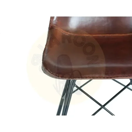 Silla Brindisi tapizada en piel marrón con respaldo ergonómico y patas de hierro negro estilo industrial 45x54x83cm - Giner y Colomer - 6751GYC - foto-secundaria-3