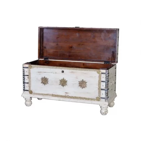 Baúl Estilo Étnico Madera Mango Maciza Decapado Blanco Detalles Bronce 100x40x57 Cm - Giner y Colomer (1)