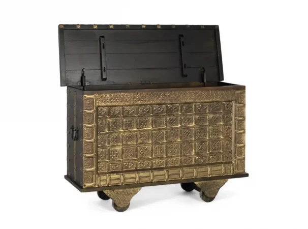 Baúl antiguo de madera maciza con latón repujado dorado envejecido – 116x41x76 cm-MOVIL (4)