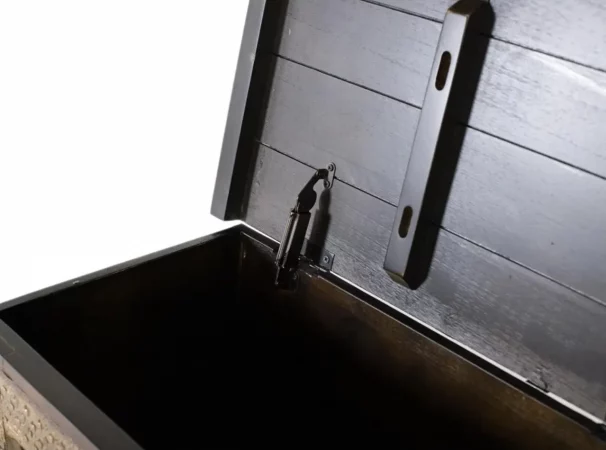 Baúl antiguo de madera maciza con latón repujado dorado envejecido – 116x41x76 cm-MOVIL (5)