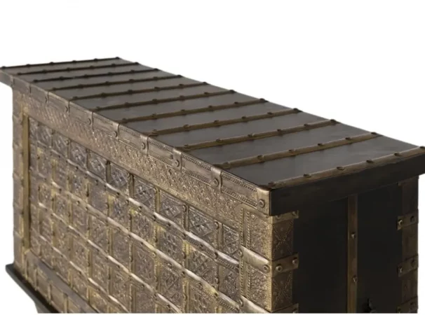 Baúl antiguo de madera maciza con latón repujado dorado envejecido – 116x41x76 cm-MOVIL (6)