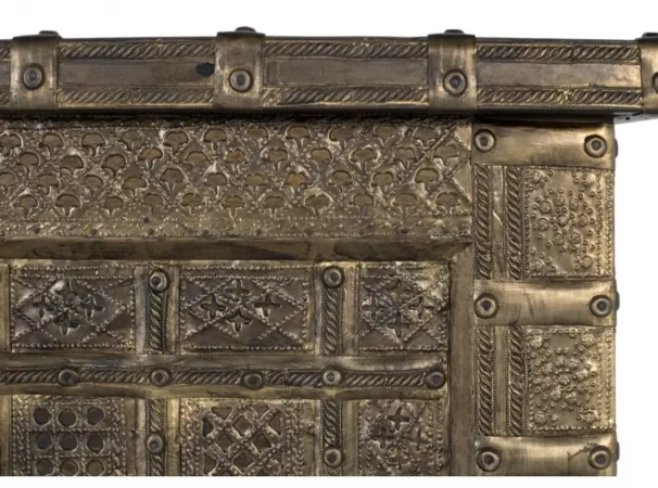 Baúl antiguo de madera maciza con latón repujado dorado envejecido – 116x41x76 cm-MOVIL (7)