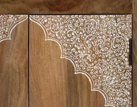 Mueble auxiliar de madera maciza con puertas talladas en relieve blanco – Estilo oriental y artesanal, 77x60x32 cm-PC (7)